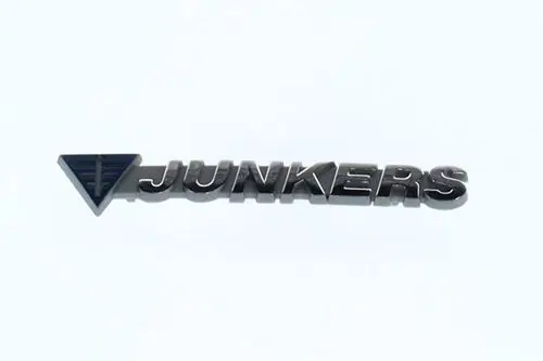 BOSCH-Warenzeichen aus Metall mit dem Schriftzug "JUNKERS" und einem blauen, dreieckigen Element links vom Text.